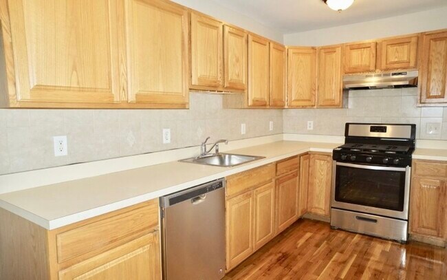 kitchen with dishwasher - 214 E Jersey St