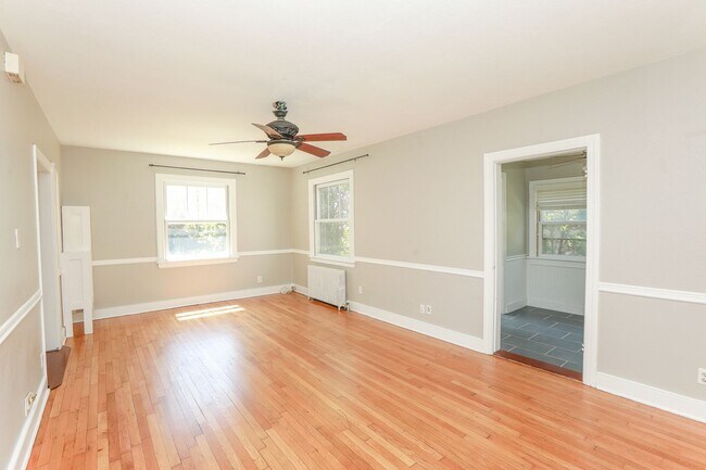 Building Photo - Cape Cod Rental Available in Norfolk!