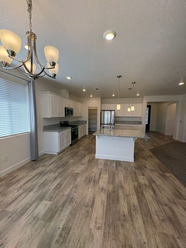 Building Photo - Spacious Four Bedroom off the Golf Course in Fernley