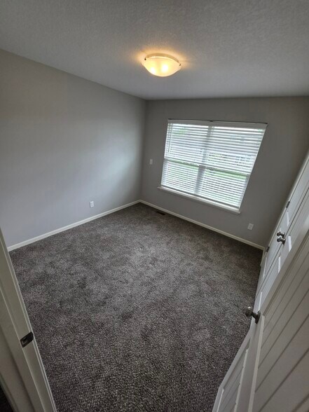 Building Photo - 1001 SW Arborfair Dr