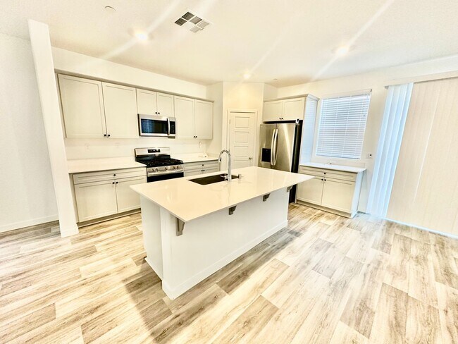 Building Photo - Newly-Built NextGen 5 bed 3.5 bath Lennar ...