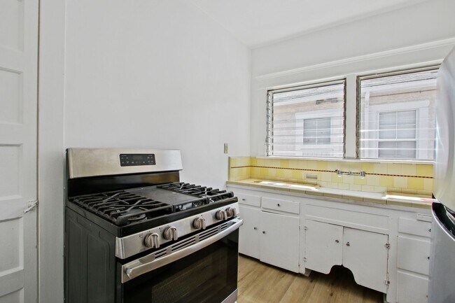 Building Photo - Charming 1-Bedroom Apartment in a Quiet Du...