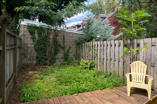 Building Photo - Charming 2 Bedroom Townhome in Prime Lanca...