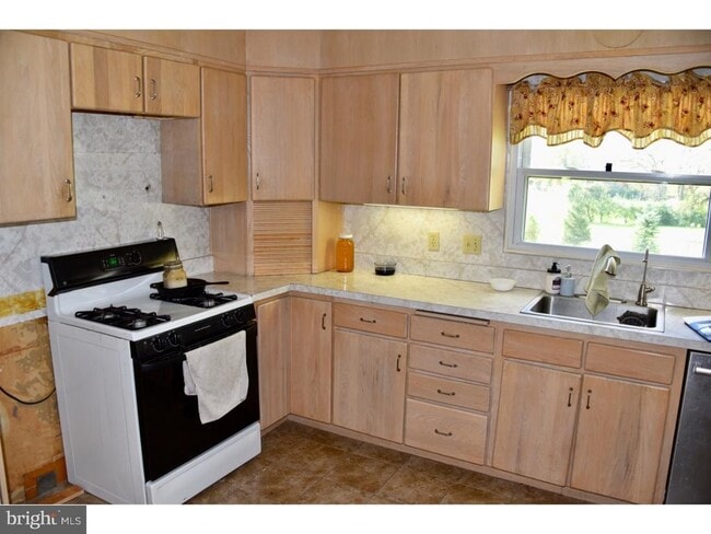 Building Photo - 911 Grings Hill Rd