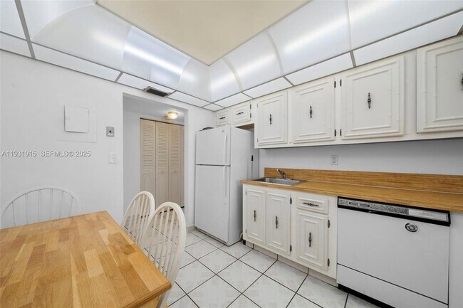 Building Photo - 1000 Parkview Dr