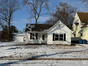 Building Photo - 3 bed, 1 bath home, $1050.00