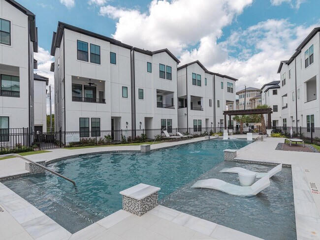 Building Photo - 2808 Grand Fountains Dr