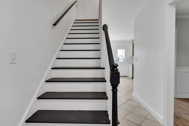 Building Photo - Gorgeous 4 bedroom, 3 1/2 bathroom home wi...
