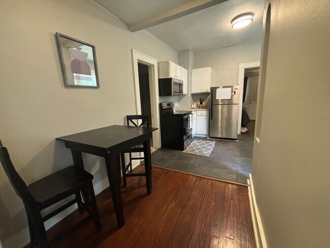 Building Photo - 312 S Valentine St