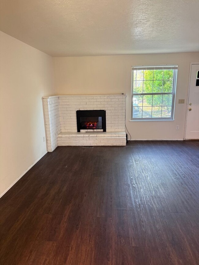 Building Photo - 739000