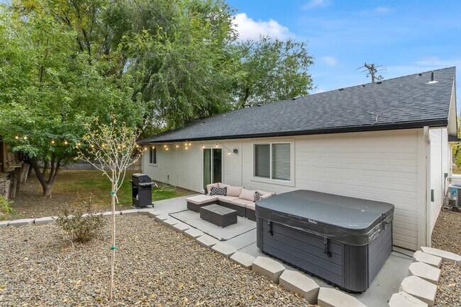 Building Photo - 2302 E Cinnamon Ln