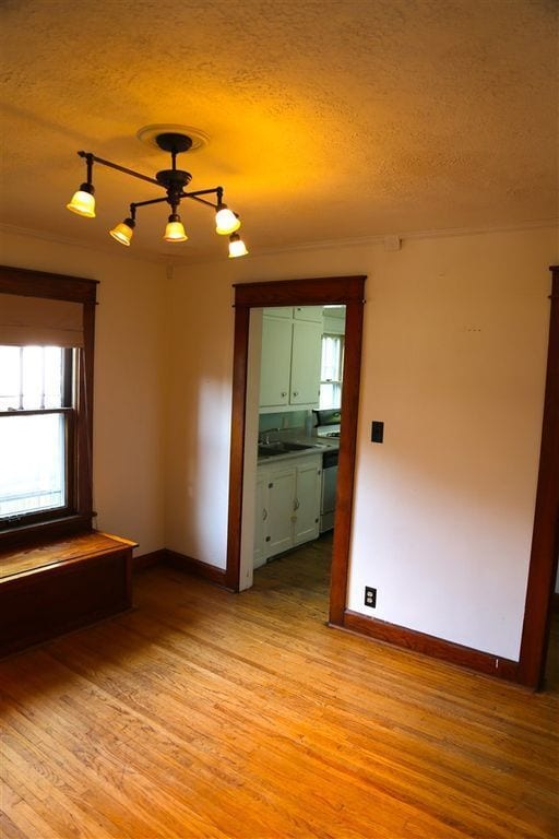 Building Photo - 2 bedroom, 1 bath Home - MUST SEE!