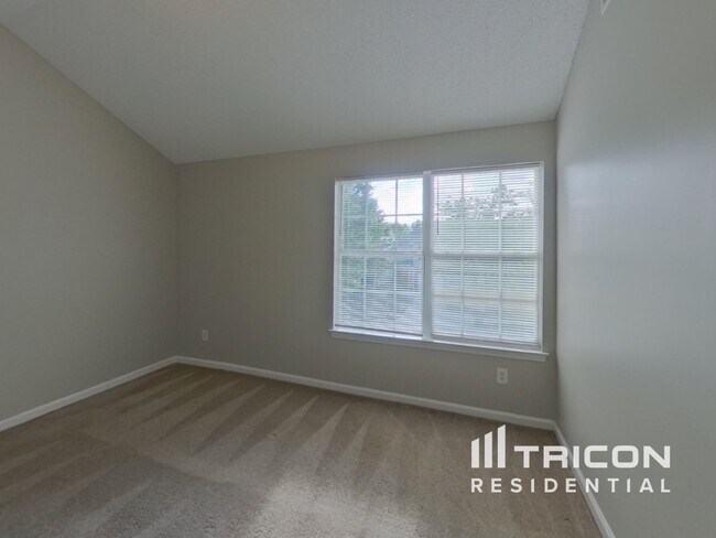 Building Photo - 1896 Roble Dr