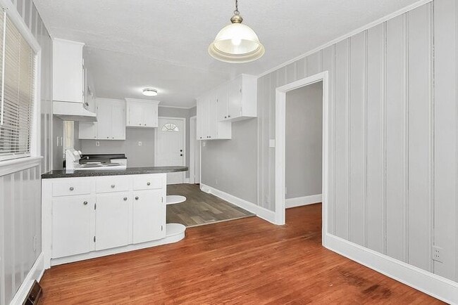 Building Photo - Charming 3BD/1BA Ranch Home