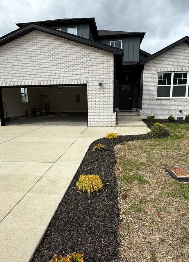 Building Photo - Clarksville Luxury home