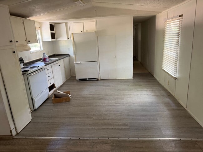 Building Photo - 3 bed 2 bath manufactures home available now