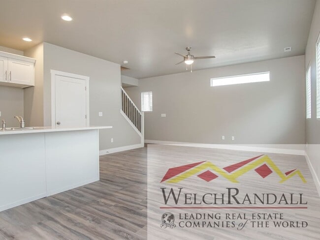 Building Photo - Beautiful 3 Bed 2.5 Bath Townhome in West ...