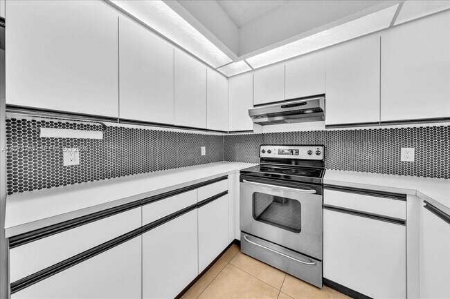 Building Photo - 1300 SW 125th Ave