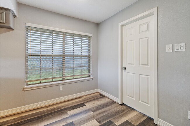 Building Photo - 210 Pecan Valley Ct