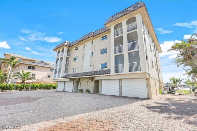 Building Photo - 9486 Gulf Shore Dr