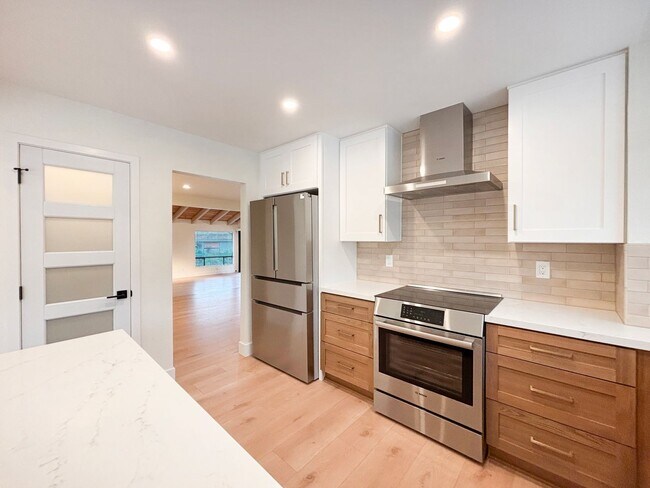Building Photo - Beautifully Renovated 3BD/2.5BA House in L...