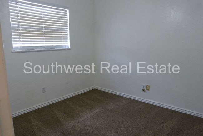 Building Photo - Lovely 3 bedroom 2 bath home