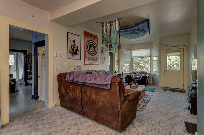 Building Photo - 614 Potter St