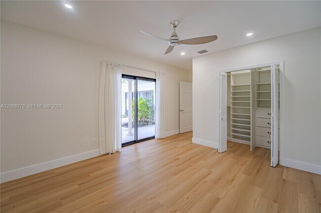 Building Photo - 1825 Alamanda Dr