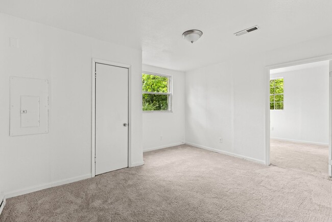Building Photo - Charming and Newly Renovated 3 Bedroom 1 B...