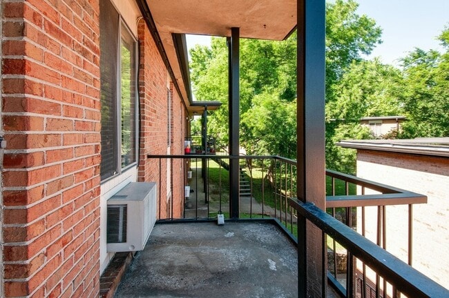 Building Photo - 2601 Hillsboro Pike