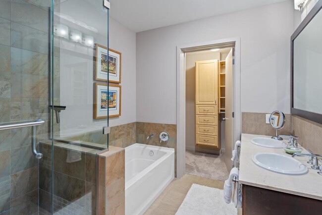 Building Photo - Madison Tower & Hotel 1000 - 1 bedroom + den