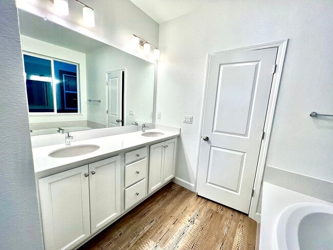 Building Photo - GORGEOUS 4 BED/3BATH IN BRENTWOOD SAVE $10...