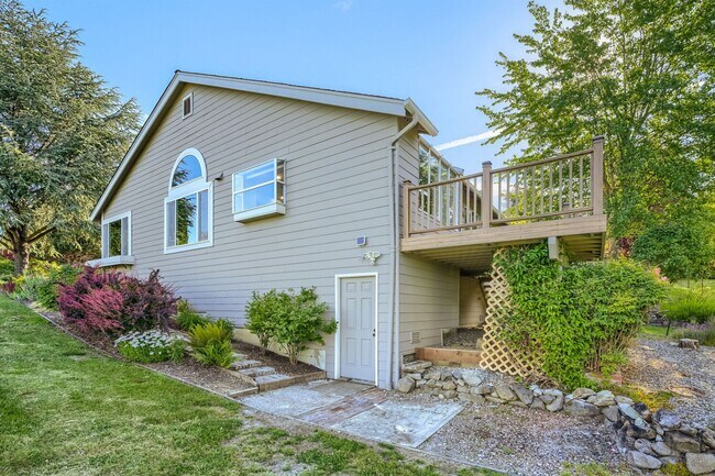 Building Photo - Well-Equipped 3 Bed 2 Bath Renton Home w/ 2-Car Attached Garage!