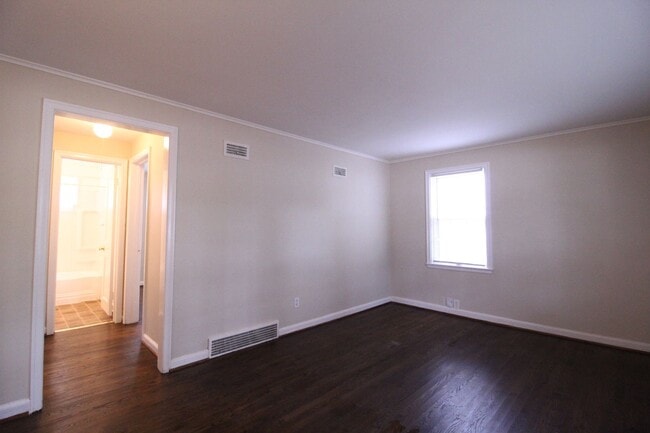 Building Photo - October FREE On This 1 Bedroom 1 Bath Dupl...