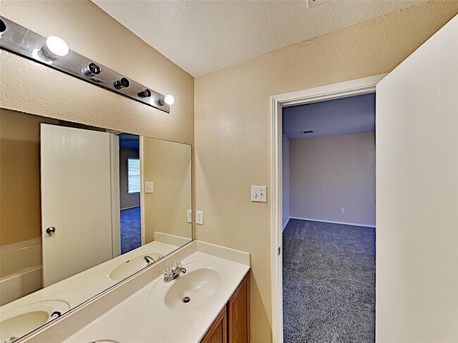 Building Photo - 1128 Maplewood Ln