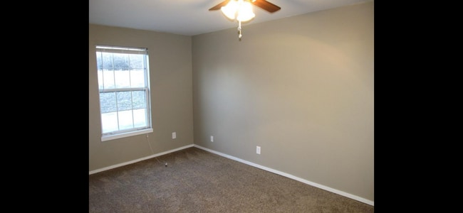 Building Photo - 10706 Hickman Mills Dr