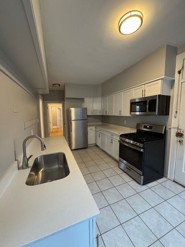 Interior Photo - 605 Hinman