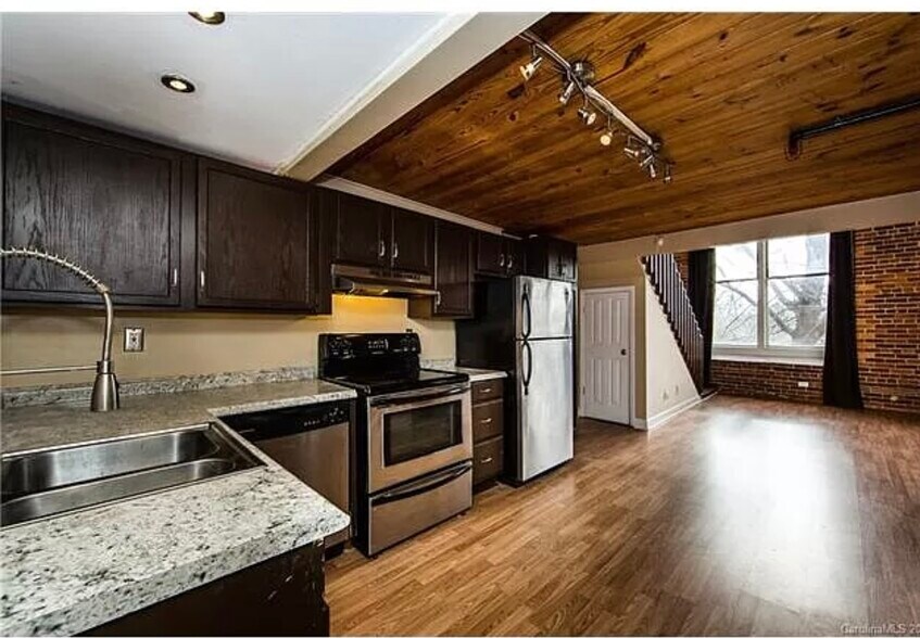 Building Photo - 201 S Hoskins Rd