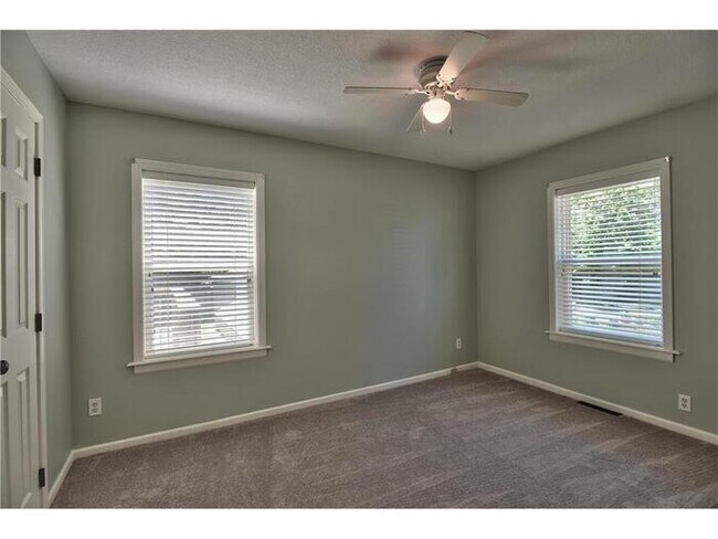 Building Photo - Beautiful Waldo Property - First Floor Living