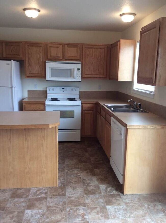 Building Photo - Spacious 3 Bedroom, 2.5 Bathroom Townhome located in the Eagle Heights Subdivision