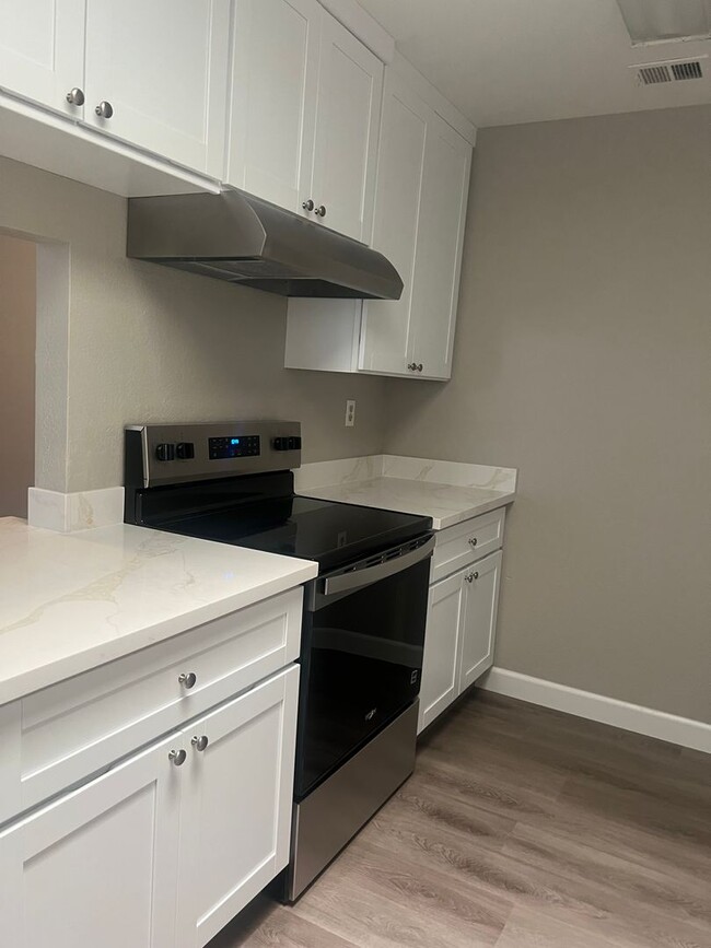 Building Photo - 3bd Duplex