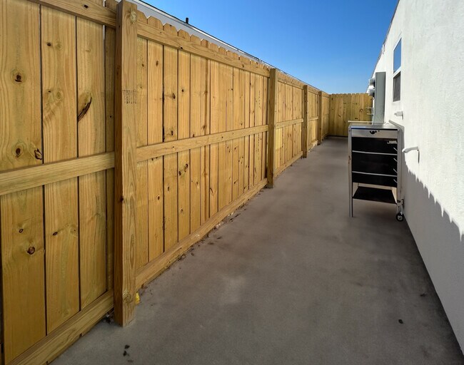 Building Photo - 1400 E Iris Ave