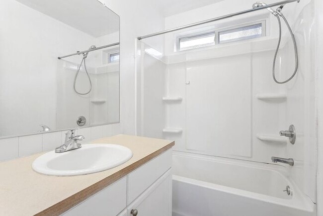 Building Photo - Large 3 bedroom 2.5 Bath Home! Tour Today!