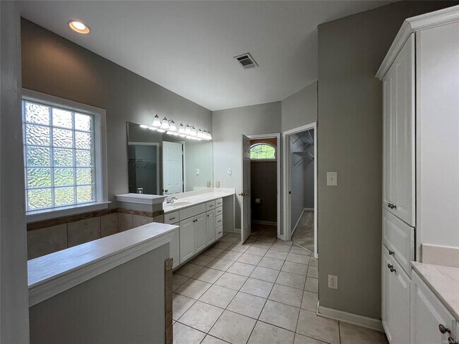 Building Photo - 704 Emerald Dr