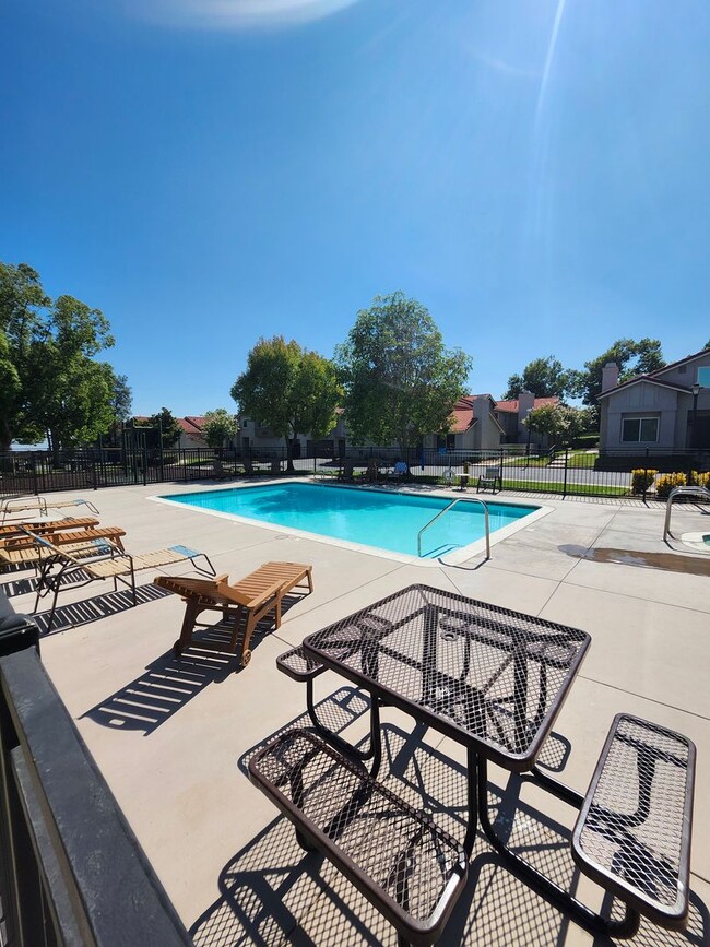 Building Photo - Beautiful 2 bedroom 1.75  bath Home Alta Loma