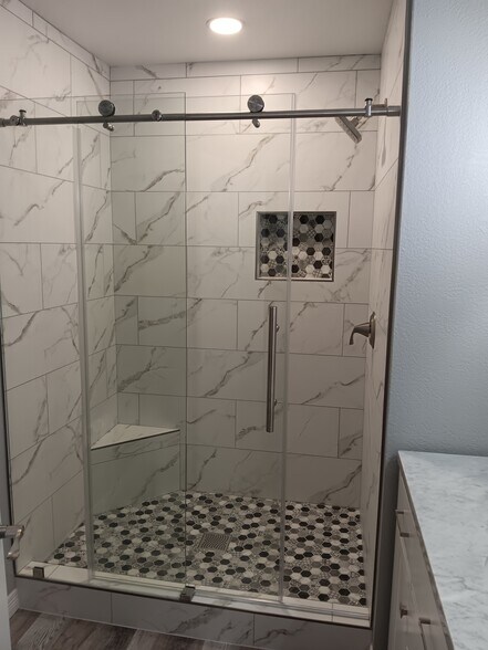 Main Bathroom Shower - 2910 W Marconi Ave