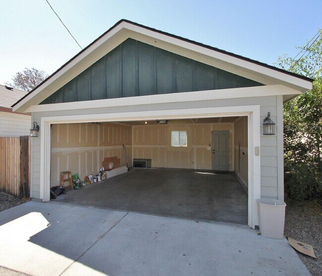 Building Photo - Craftsman Style Home on the Boise Bench