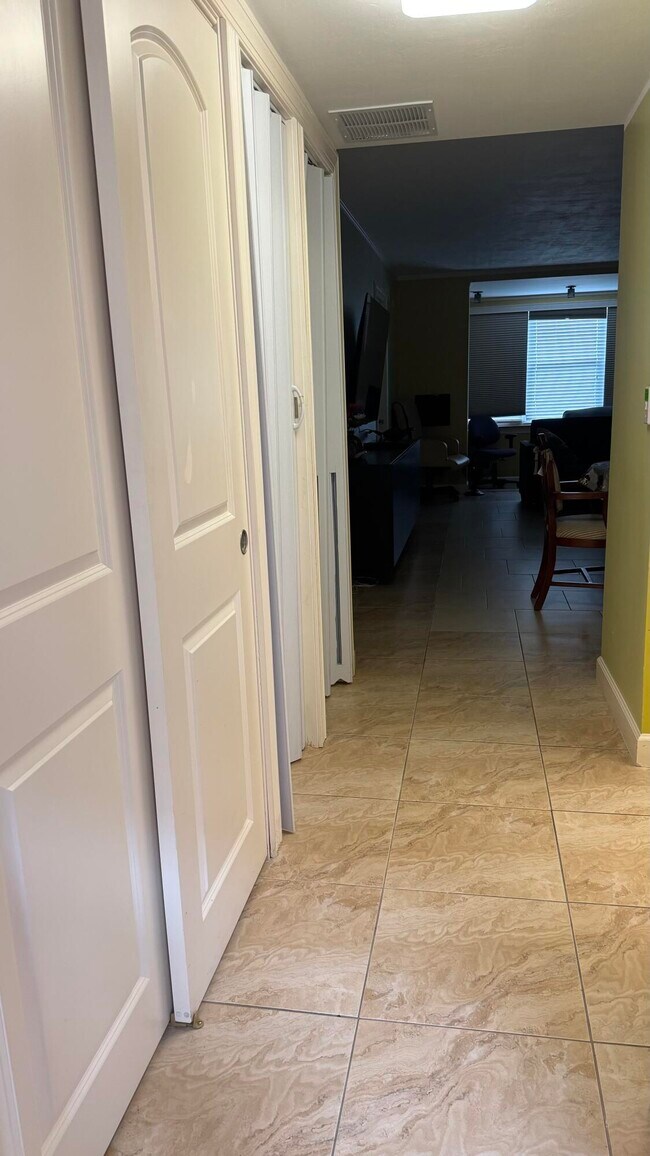 Building Photo - 2841 Somerset Dr