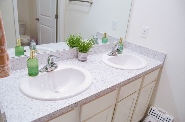 Building Photo - 5 Bedroom 3 Bath in Avalon Woods in Newberry