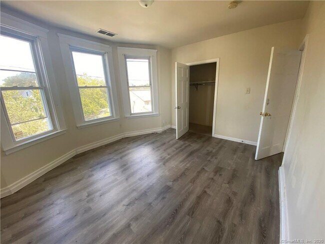 Building Photo - 282 Putnam St